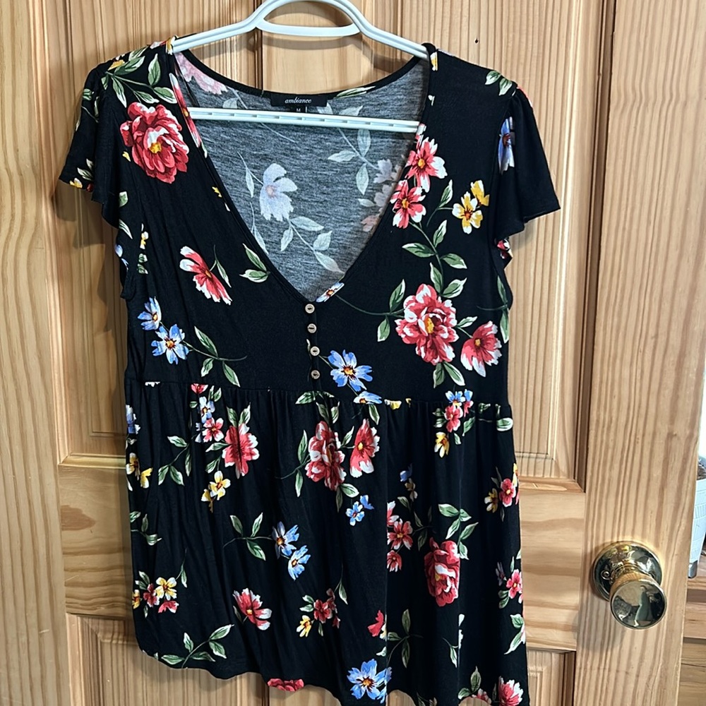 Women’s floral shirt with wooden buttons